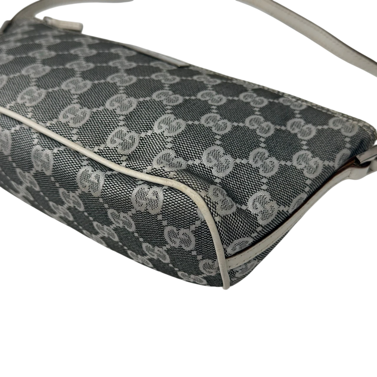 Gucci Handtasche Boat Baguette monogram grau – Ecken im Detail