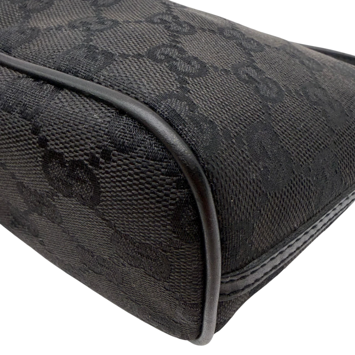 Gucci Handtasche Boat Baguette monogram schwarz – Ecken im Detail