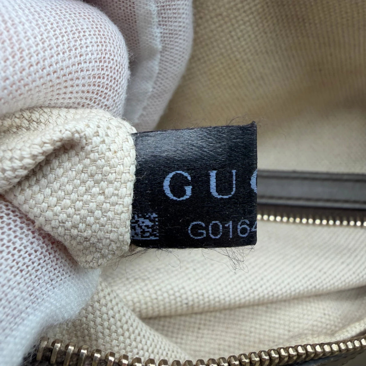 Gucci Handtasche Joy Boston 25 monogram beige – Seriennummer im Detail