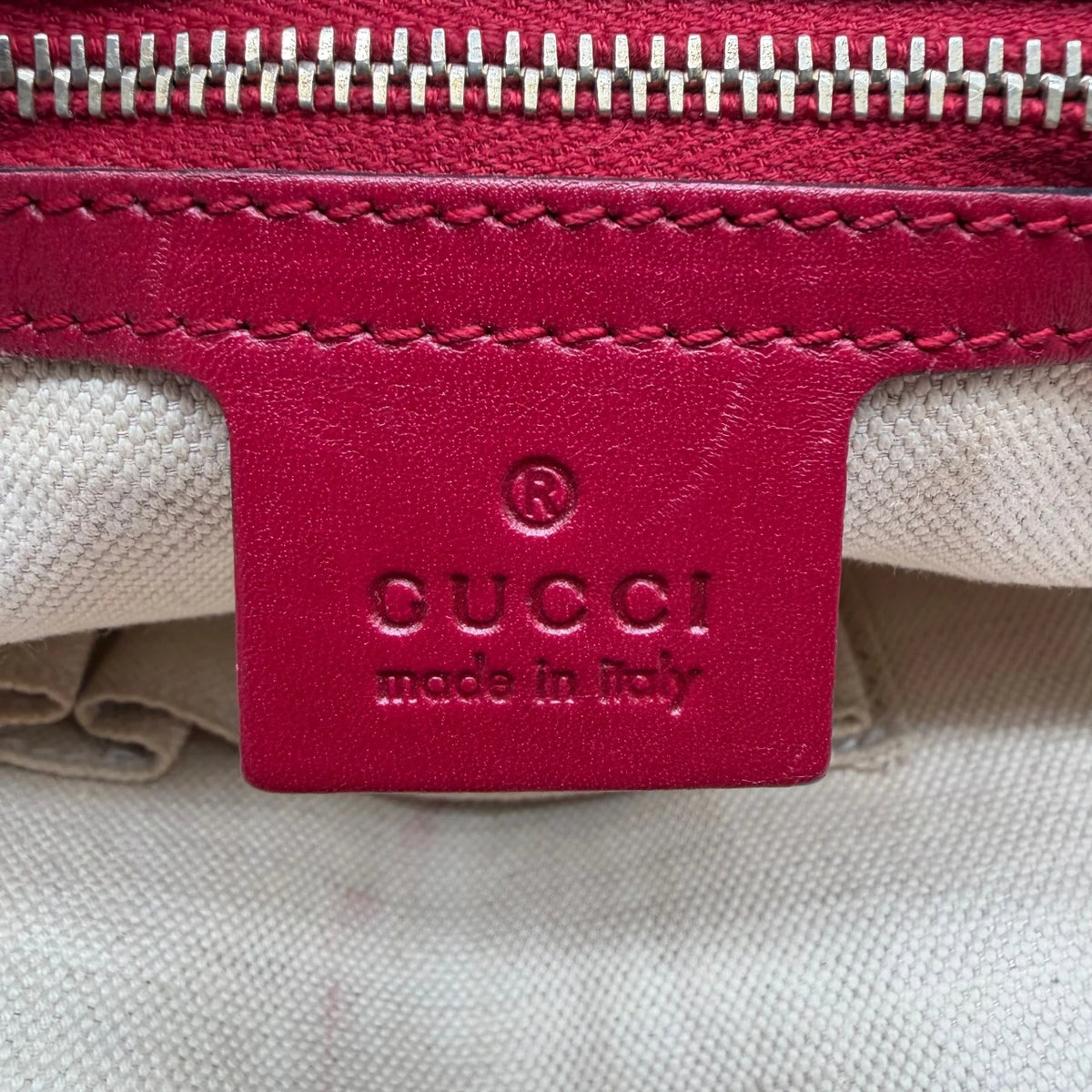 Gucci Handtasche Lovely Heart large monogram beige – Prägung im Detail