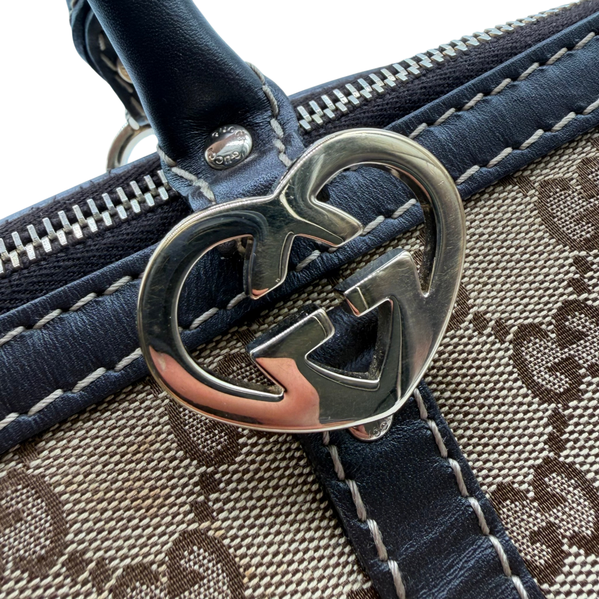 Gucci Handtasche Lovely Heart monogram beige – Logo im Detail