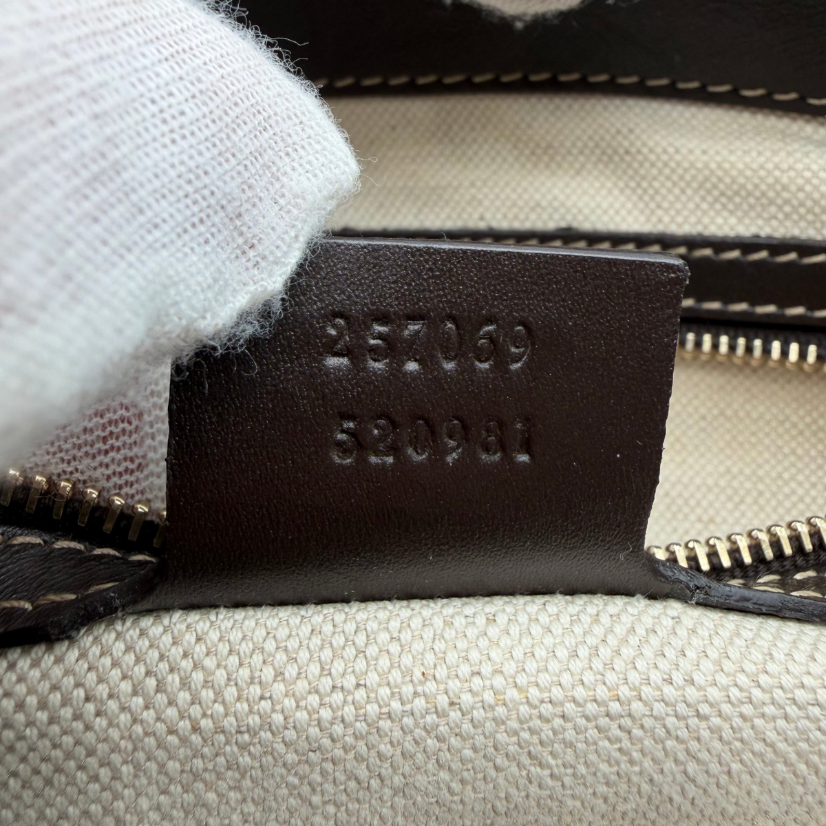 Gucci Handtasche Lovely Heart monogram beige – Seriennummer im Detail