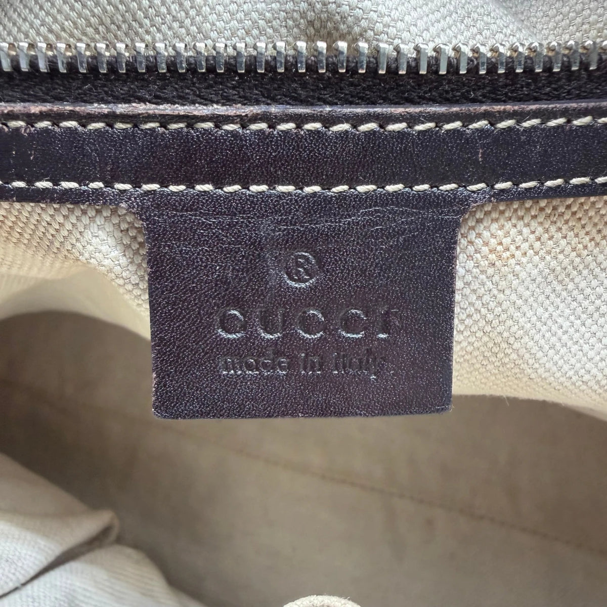 Gucci Handtasche Lovely Heart monogram beige – Prägung im Detail