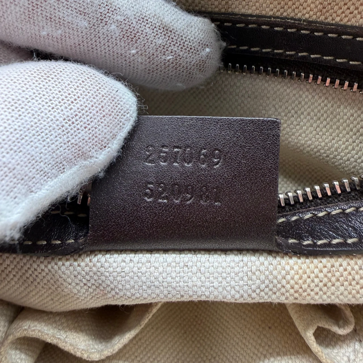 Gucci Handtasche Lovely Heart monogram beige – Seriennummer im Detail