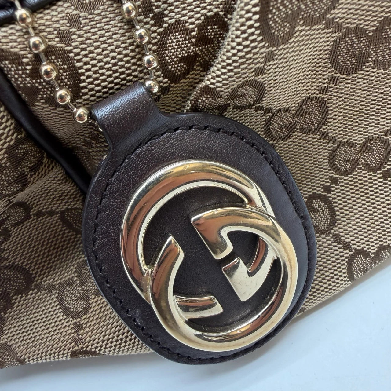 Gucci Handtasche Sukey mit Umhängegurt monogram beige