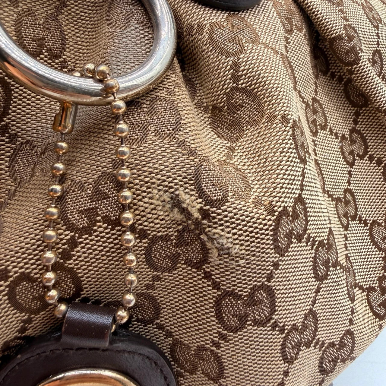 Gucci Handtasche Sukey mit Umhängegurt monogram beige