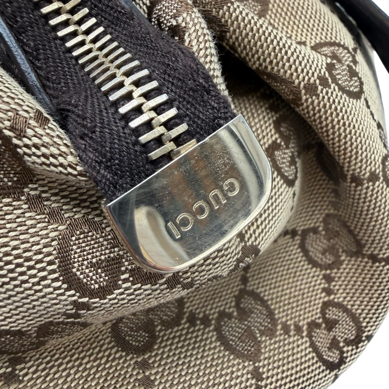 Gucci Handtasche Sukey mit Umhängegurt monogram beige