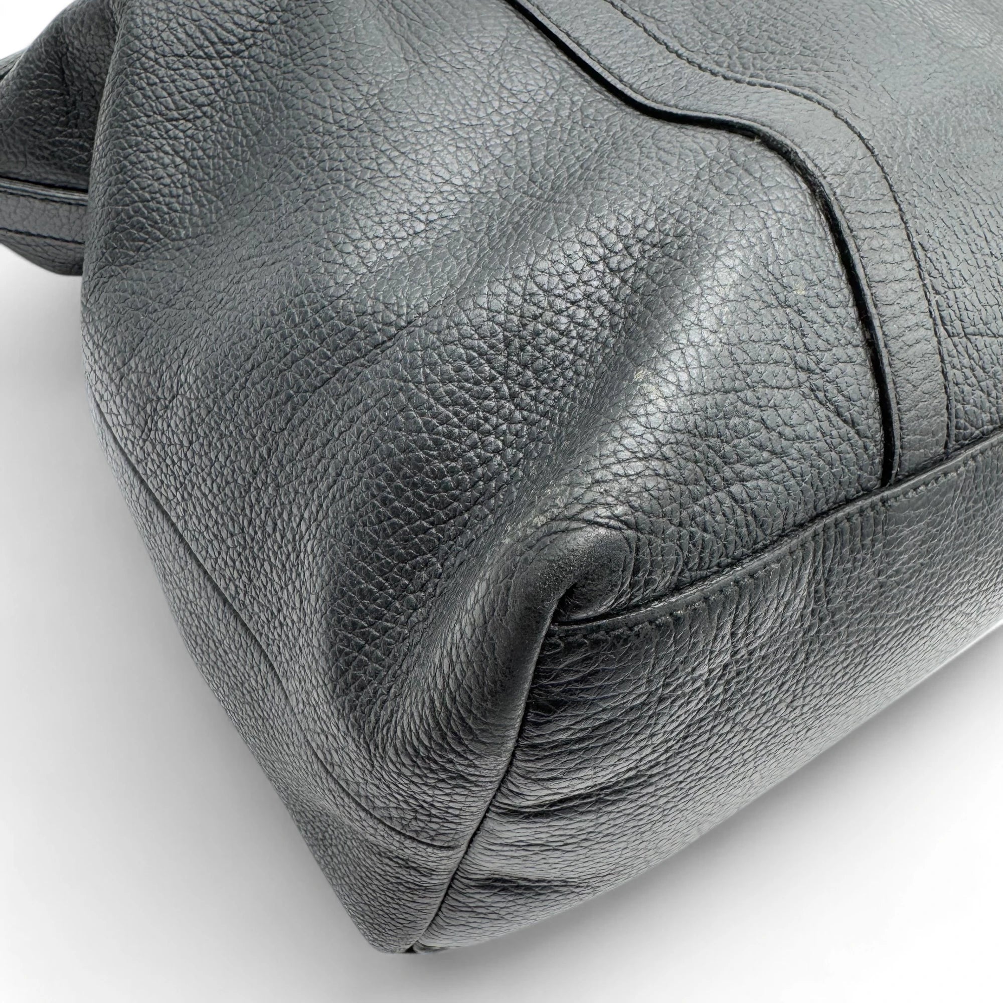 Gucci handbag with shoulder strap made of full-grain leather black