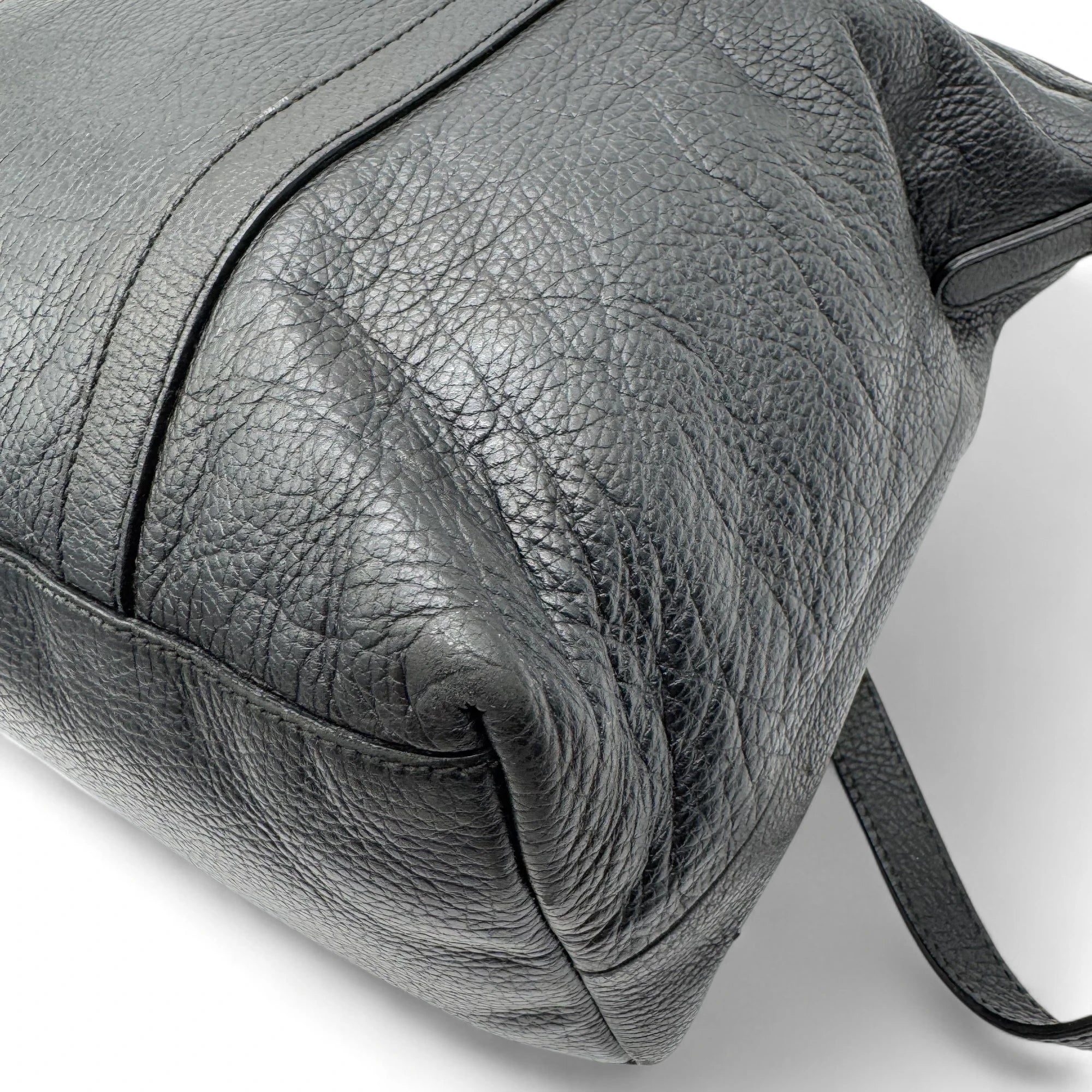 Gucci handbag with shoulder strap made of full-grain leather black