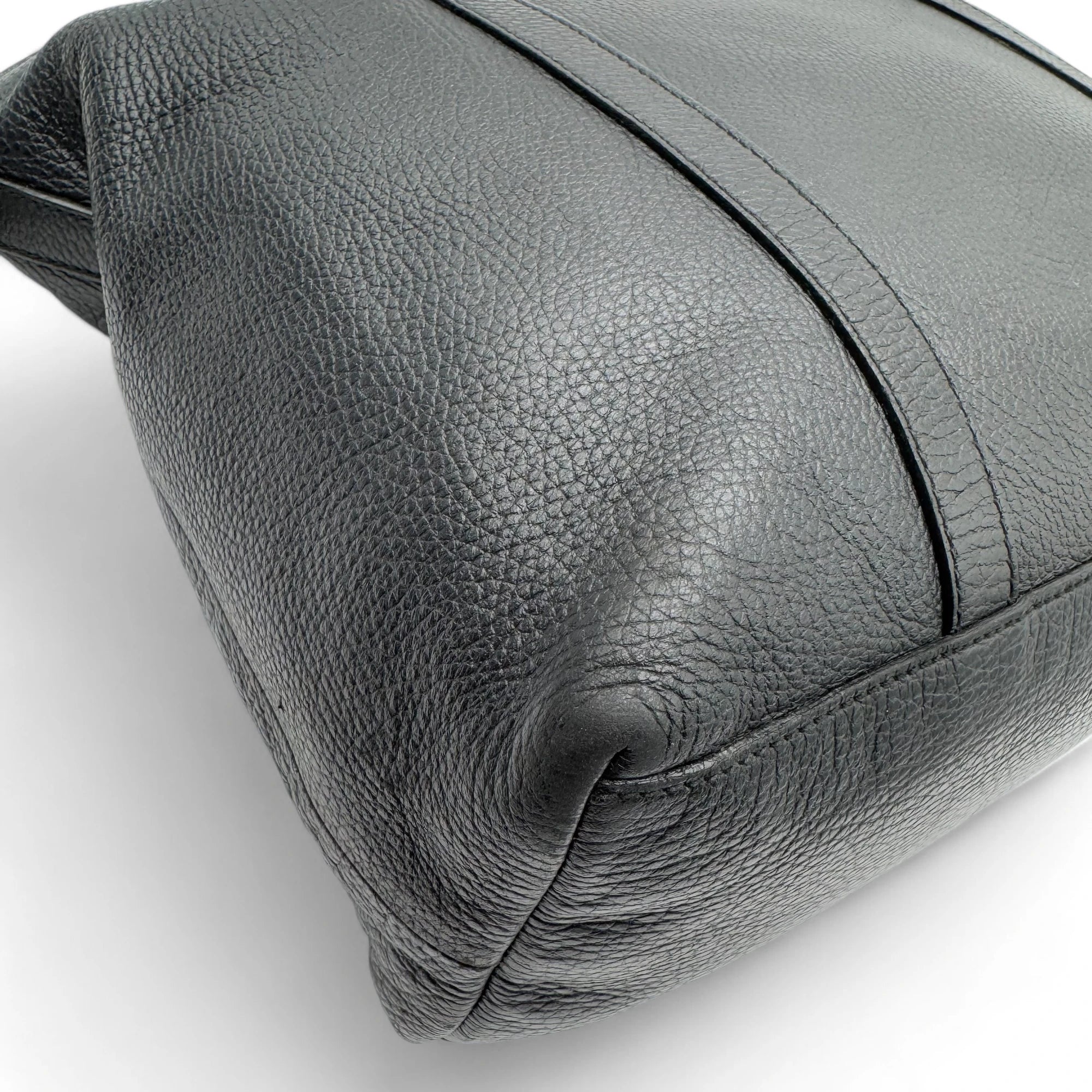 Gucci handbag with shoulder strap made of full-grain leather black