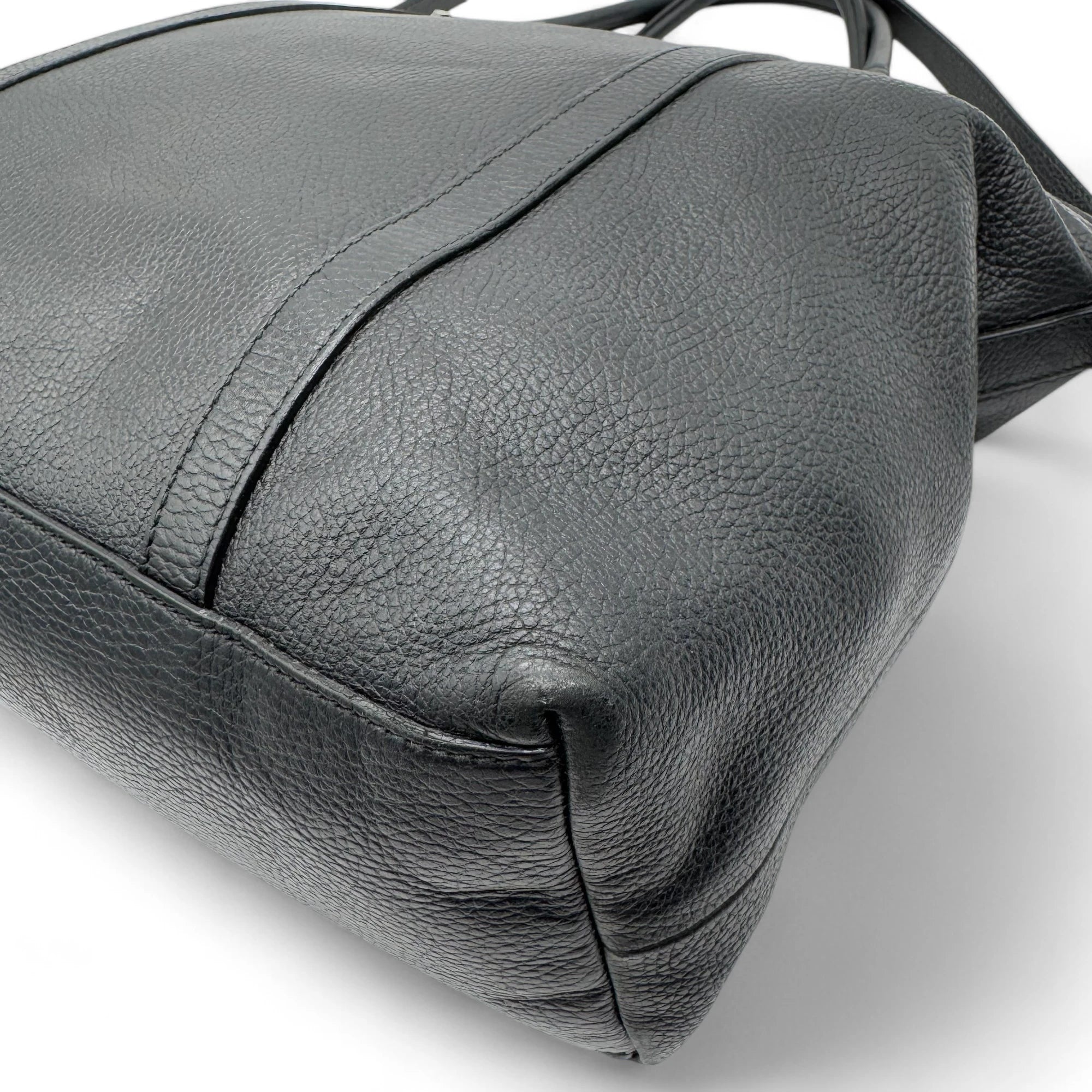 Gucci handbag with shoulder strap made of full-grain leather black