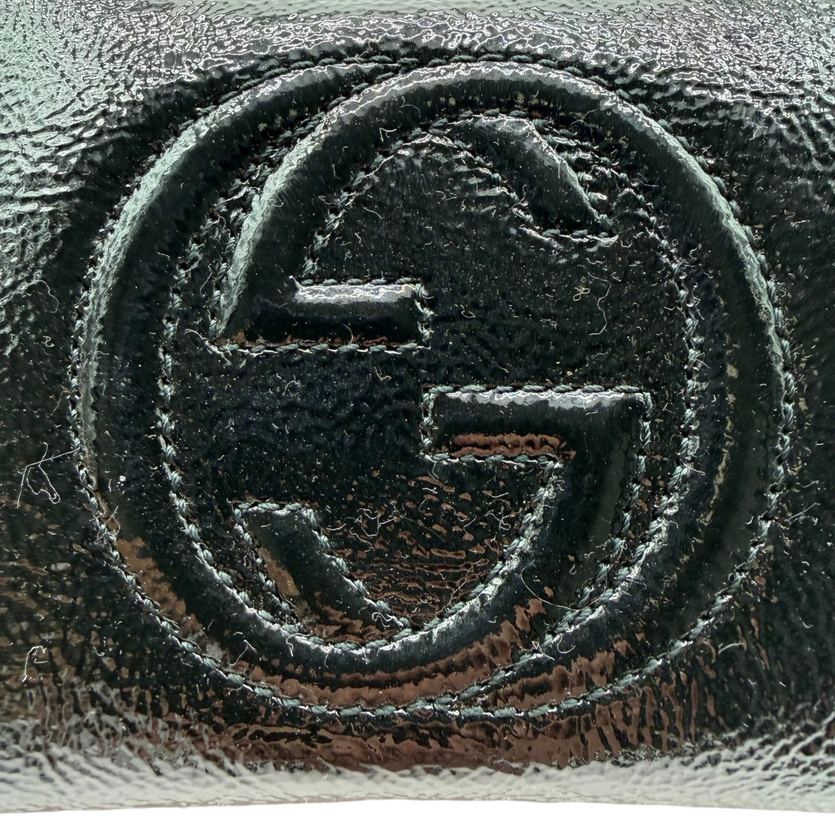 Gucci Kulturbeutel / Kosmetiktasche Soho aus Leder glänzend schwarz – Logo im Detail