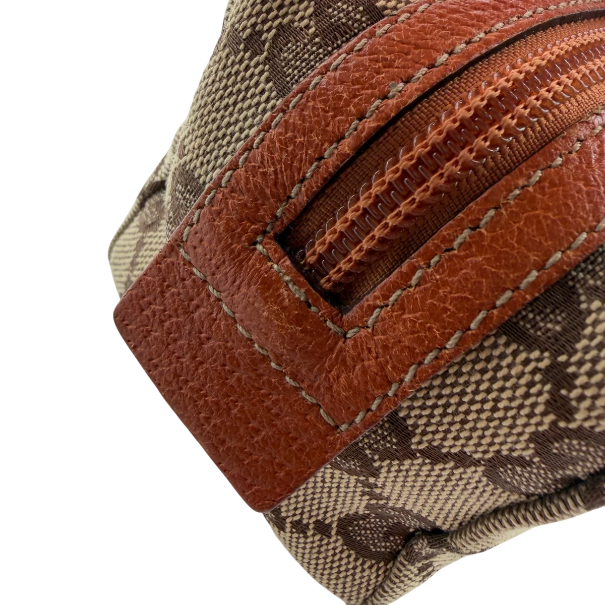 Gucci Kulturbeutel / Kosmetiktasche monogram beige – Beschläge im Detail
