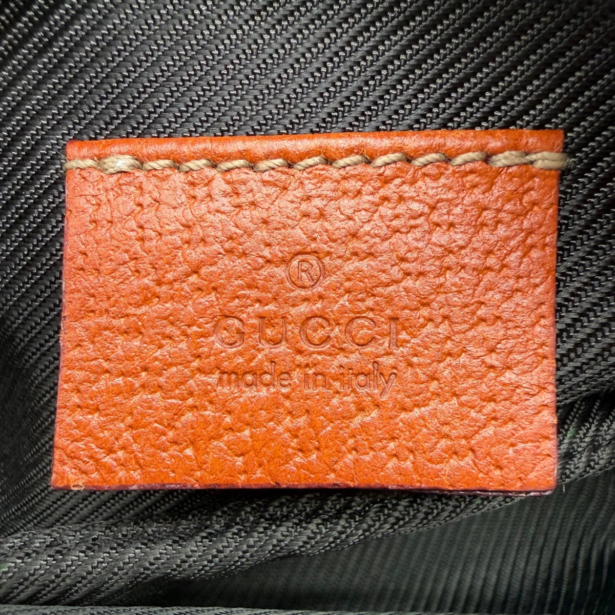 Gucci Kulturbeutel / Kosmetiktasche monogram beige – Prägung im Detail