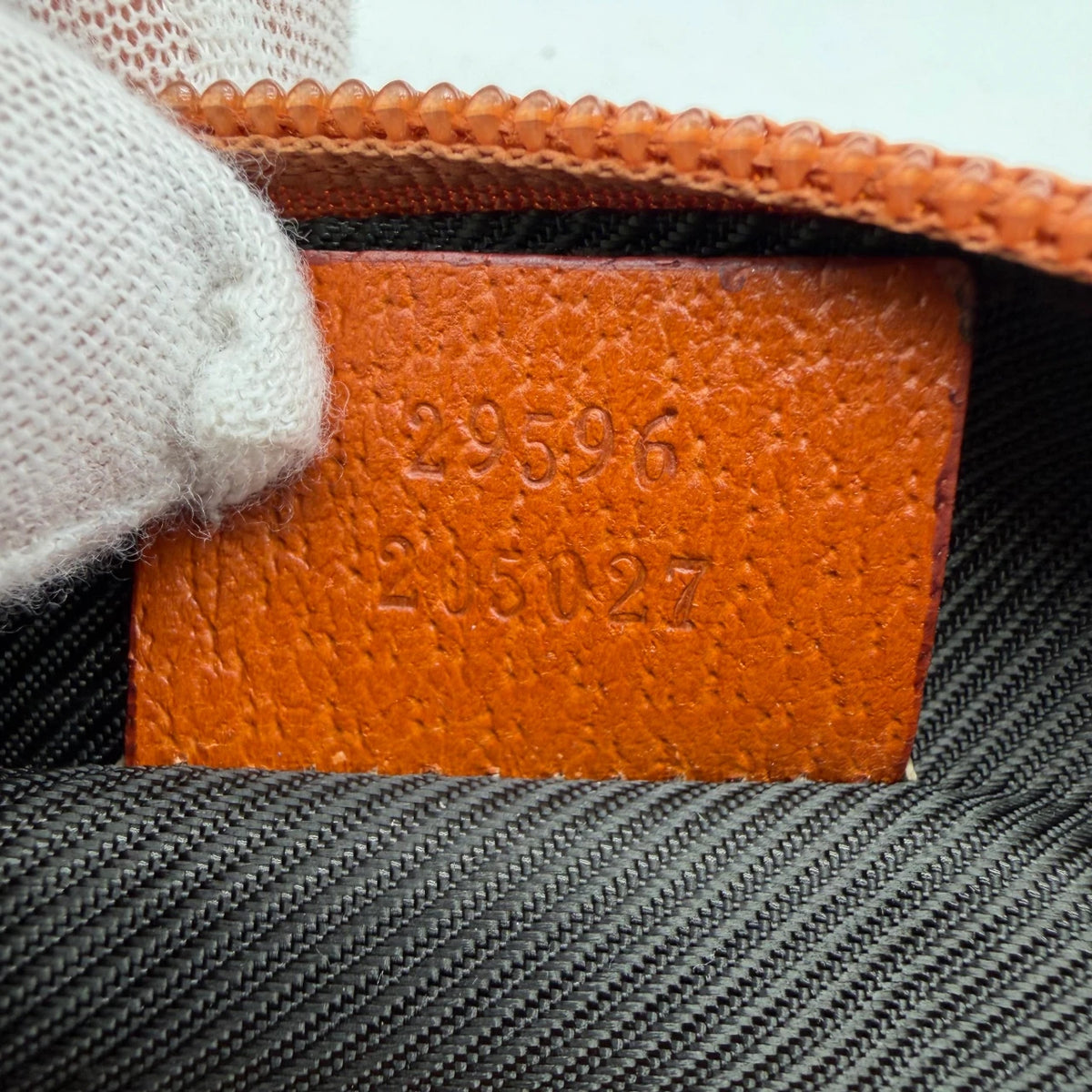 Gucci Kulturbeutel / Kosmetiktasche monogram beige – Seriennummer im Detail