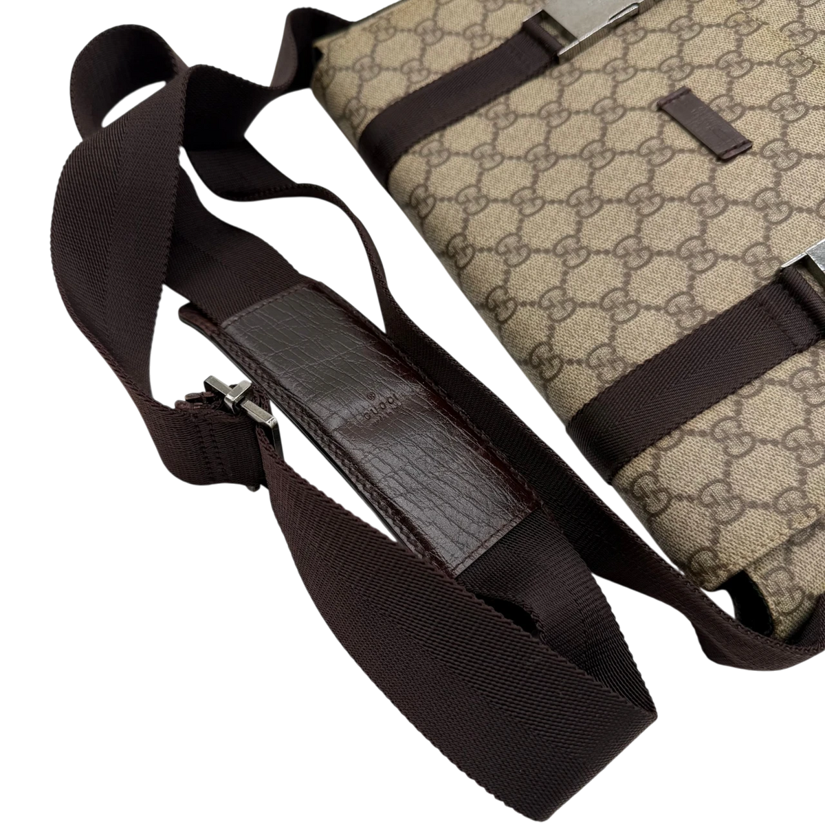Gucci Messengertasche mit zwei Schnallen monogram beige