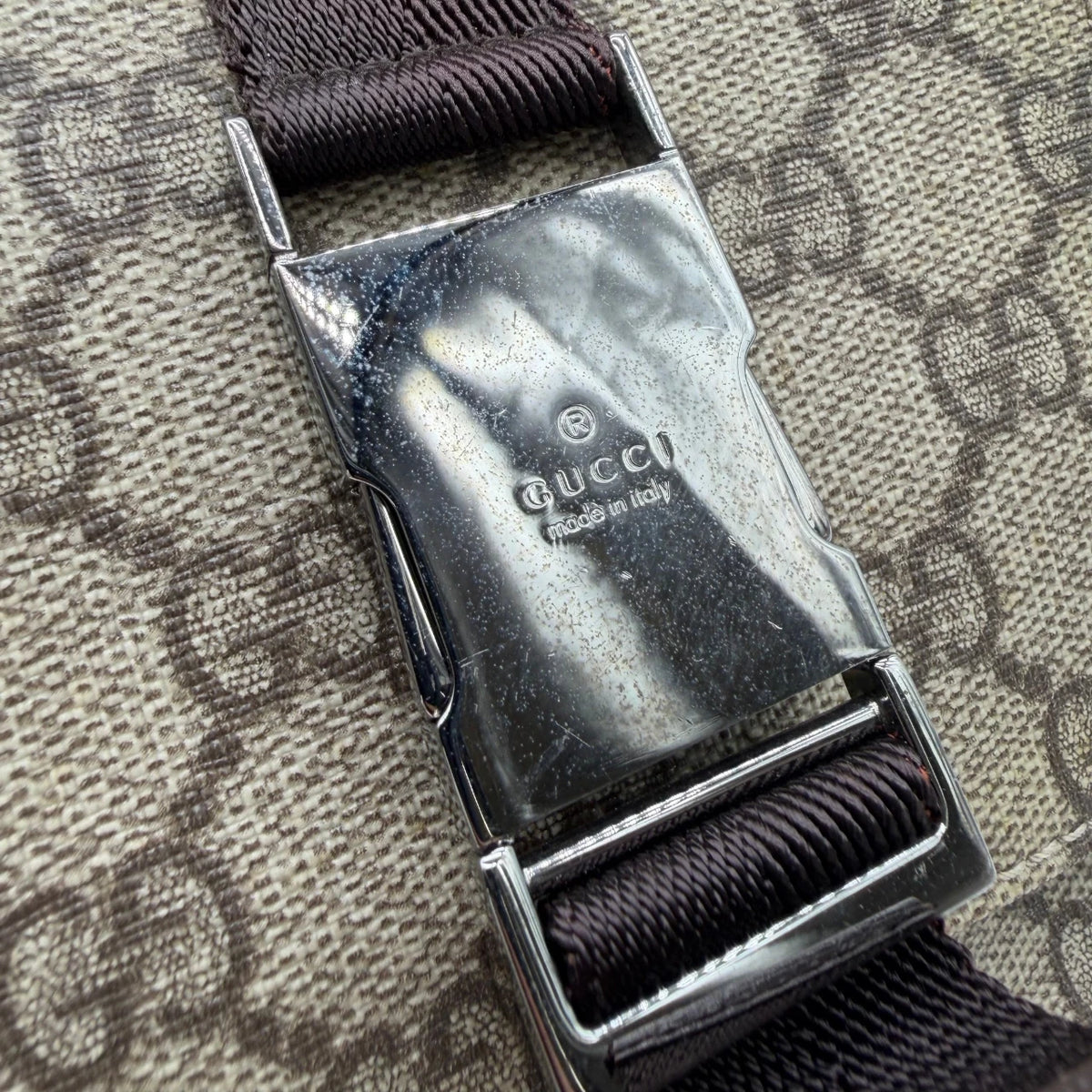 Gucci Messengertasche mit zwei Schnallen monogram beige