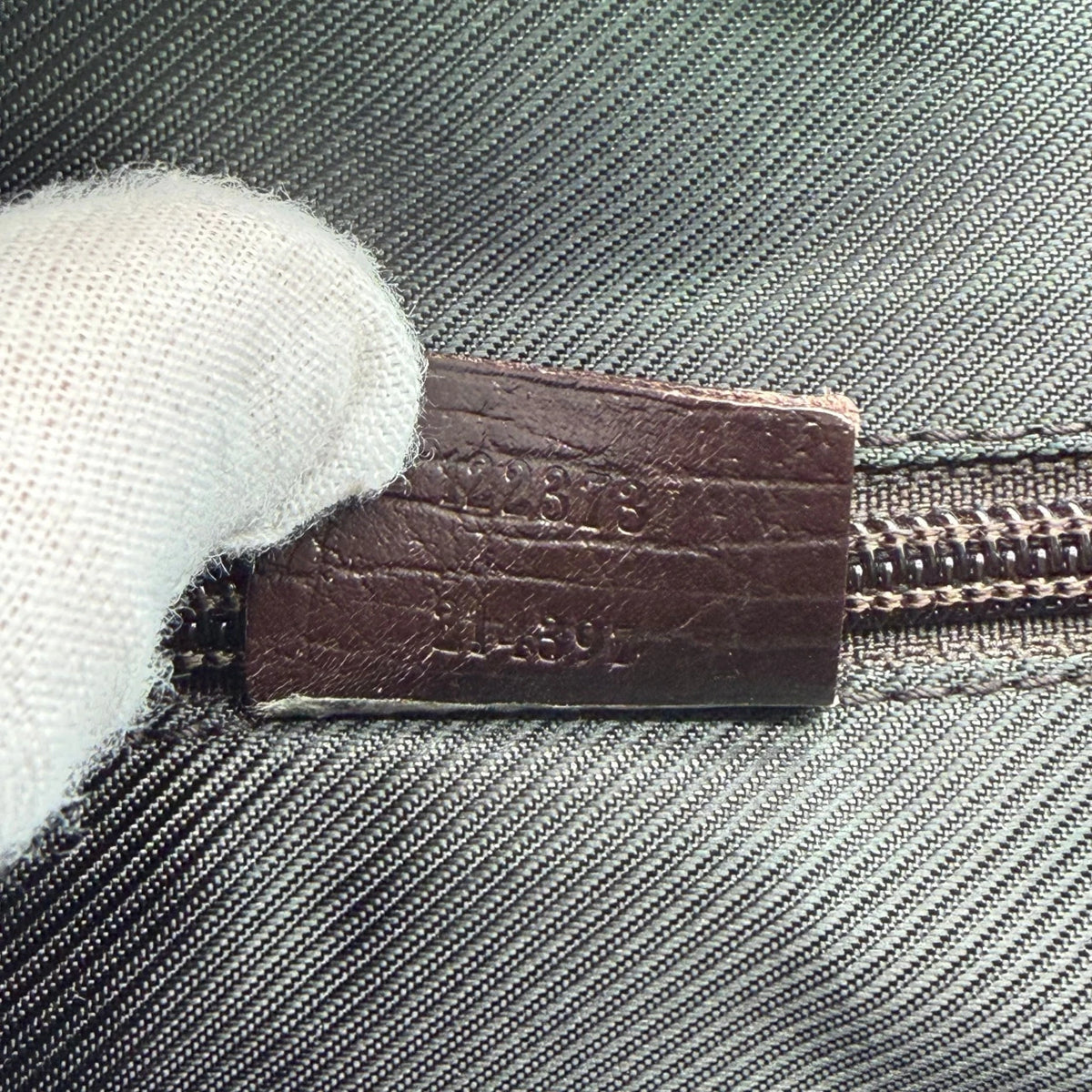 Gucci Messengertasche mit zwei Schnallen monogram beige