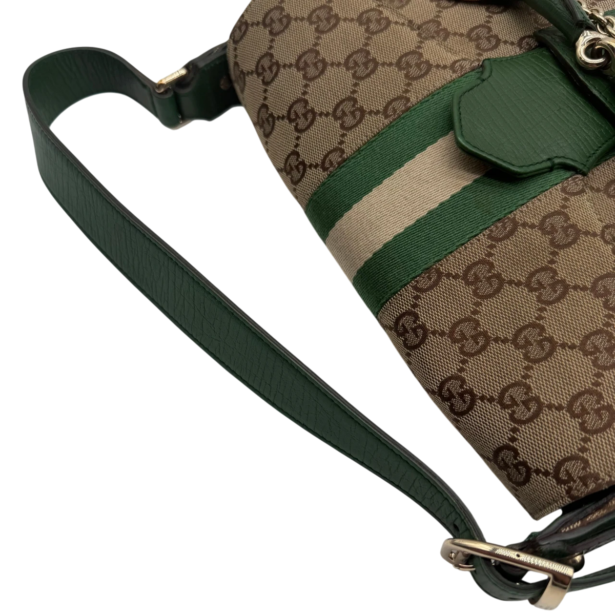 Gucci Schultertasche Horsebit 1955 monogram beige – Schulterriemen im Detail