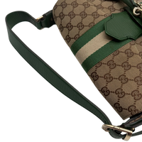 Gucci Schultertasche Horsebit 1955 monogram beige – Schulterriemen im Detail