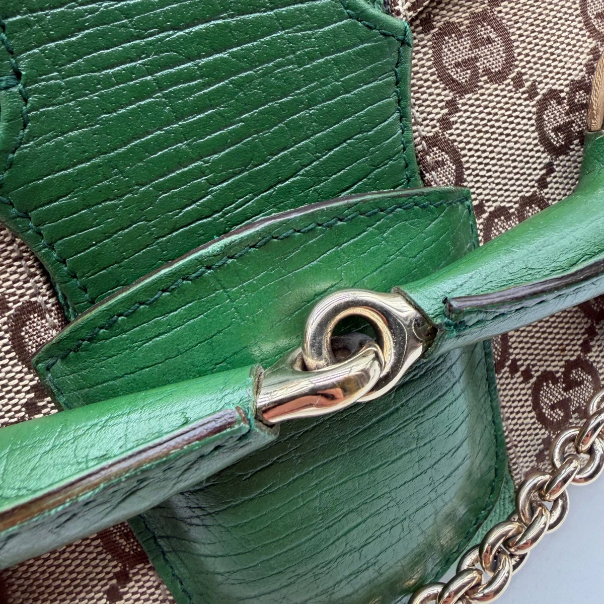 Gucci Schultertasche Horsebit 1955 monogram beige – Beschläge im Detail