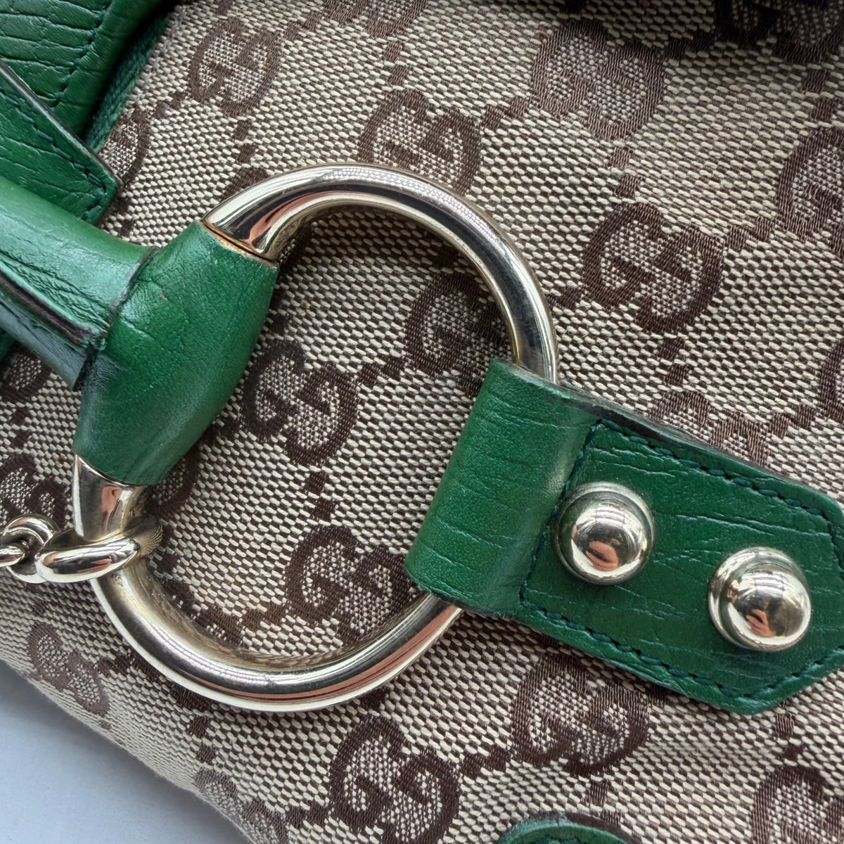 Gucci Schultertasche Horsebit 1955 monogram beige – Beschläge im Detail