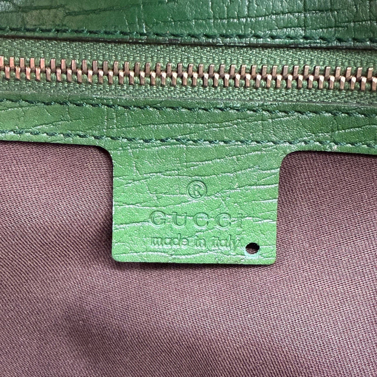 Gucci Schultertasche Horsebit 1955 monogram beige – Prägung im Detail