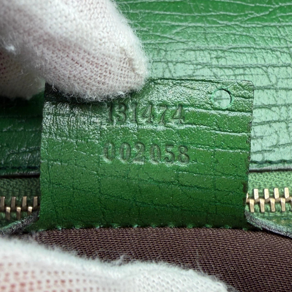 Gucci Schultertasche Horsebit 1955 monogram beige – Seriennummer im Detail