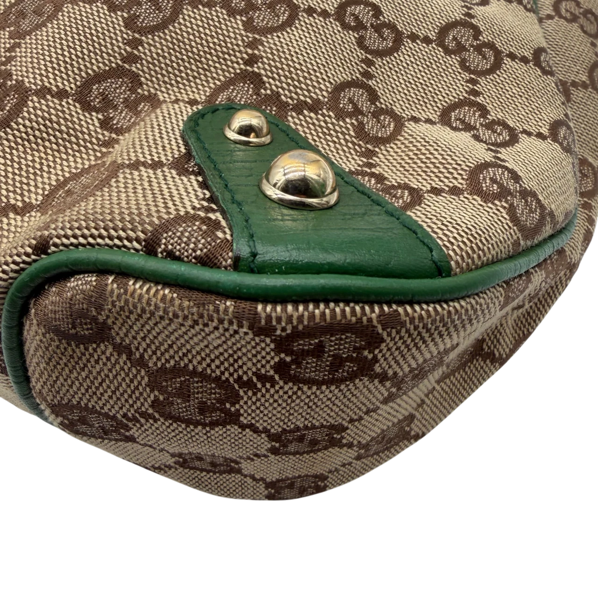 Gucci Schultertasche Horsebit 1955 monogram beige – Ecken im Detail