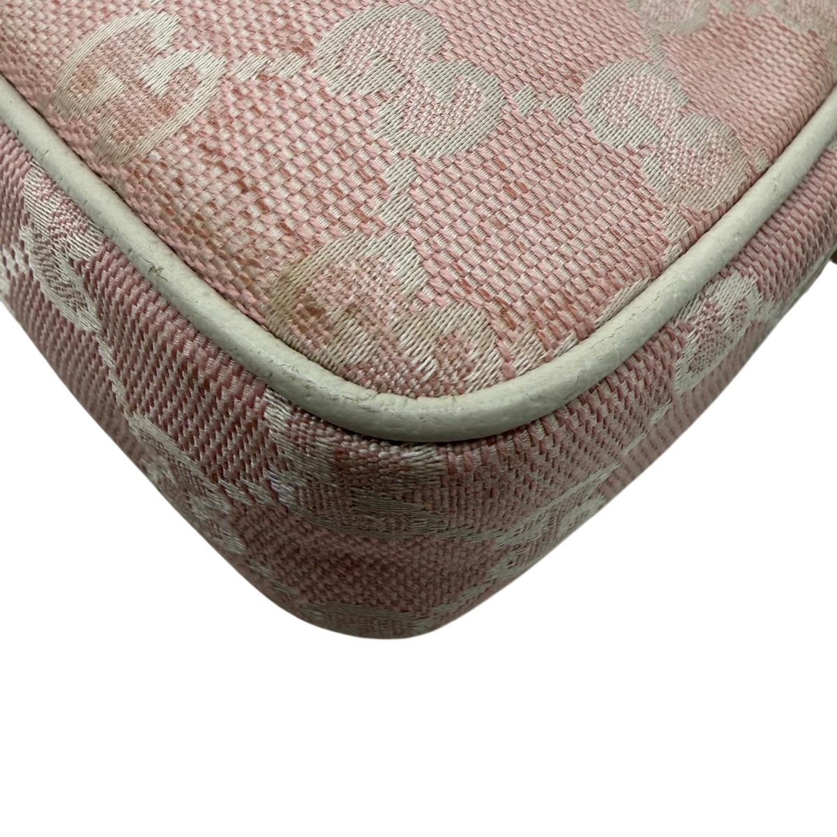 Gucci Pochette mit Charms monogram rosa – Ecken im Detail