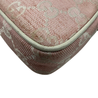 Gucci Pochette mit Charms monogram rosa – Ecken im Detail