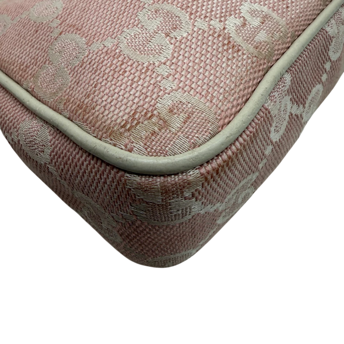 Gucci Pochette mit Charms monogram rosa – Ecken im Detail