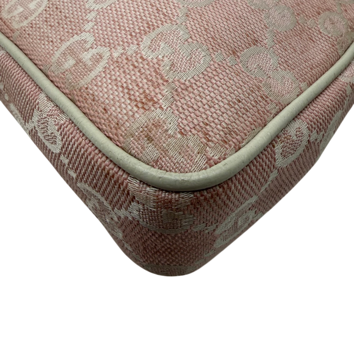 Gucci Pochette mit Charms monogram rosa – Ecken im Detail
