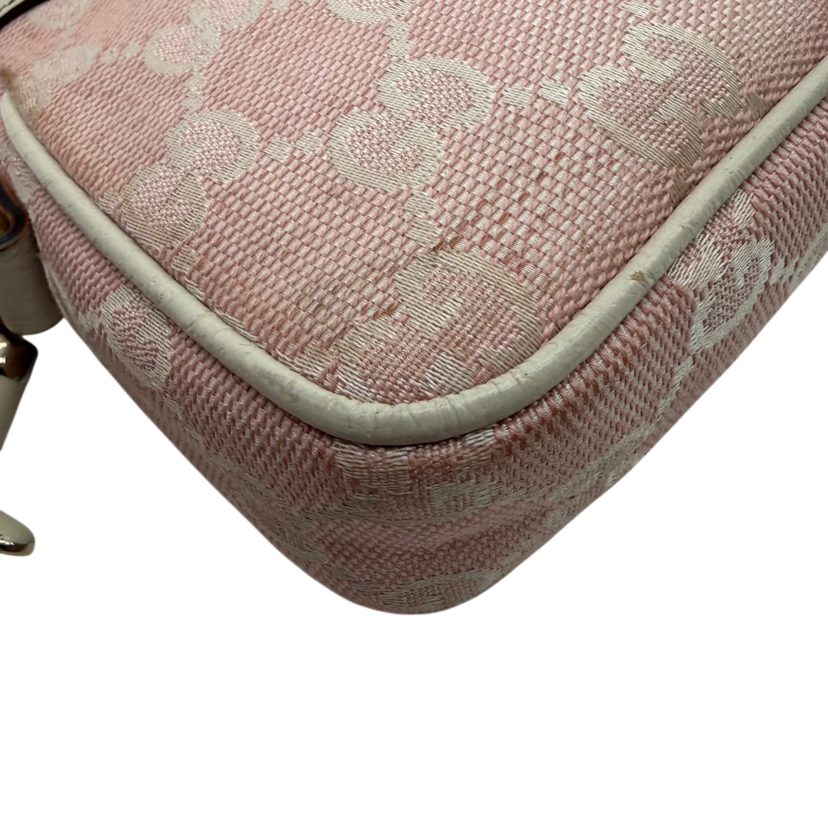 Gucci Pochette mit Charms monogram rosa – Ecken im Detail