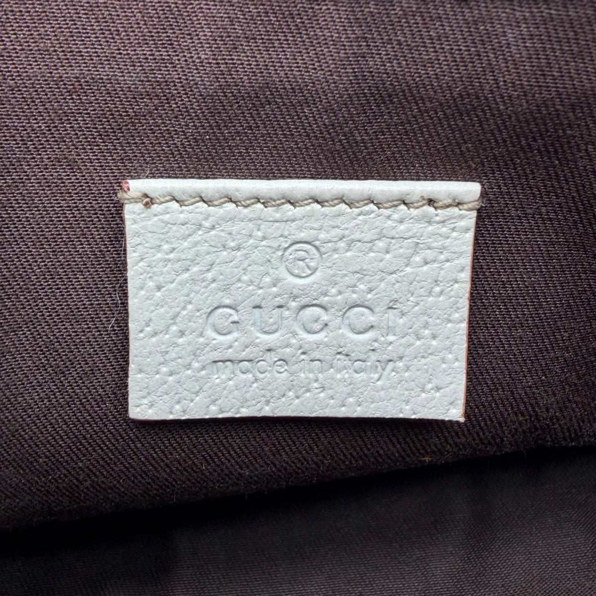 Gucci Pochette mit Charms monogram rosa – Prägung im Detail
