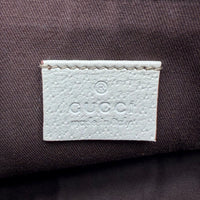 Gucci Pochette mit Charms monogram rosa – Prägung im Detail