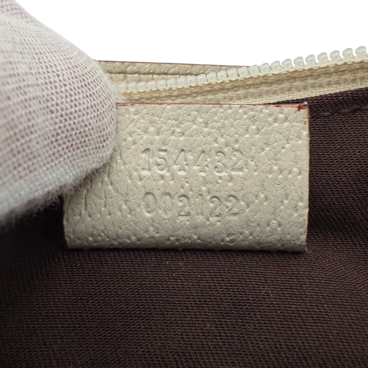 Gucci Pochette mit Charms monogram rosa – Seriennummer im Detail