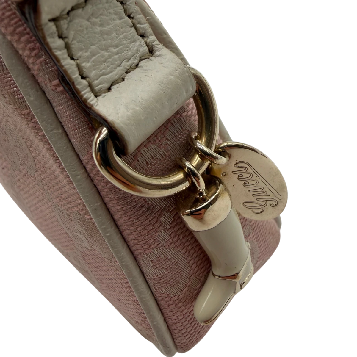 Gucci Pochette mit Charms monogram rosa – Logo im Detail