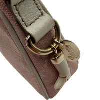 Gucci Pochette mit Charms monogram rosa – Logo im Detail