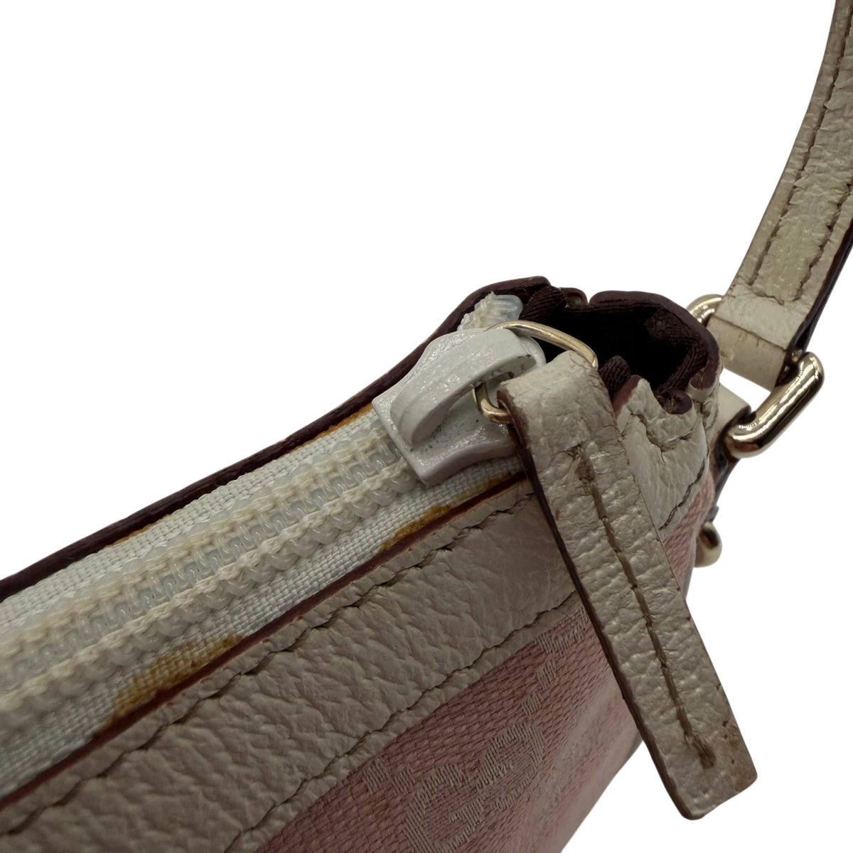 Gucci Pochette mit Charms monogram rosa – Beschläge im Detail