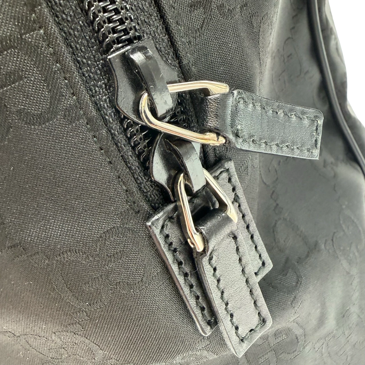 Gucci Reisetasche 50 mit Umhängegurt monogram aus Nylon schwarz