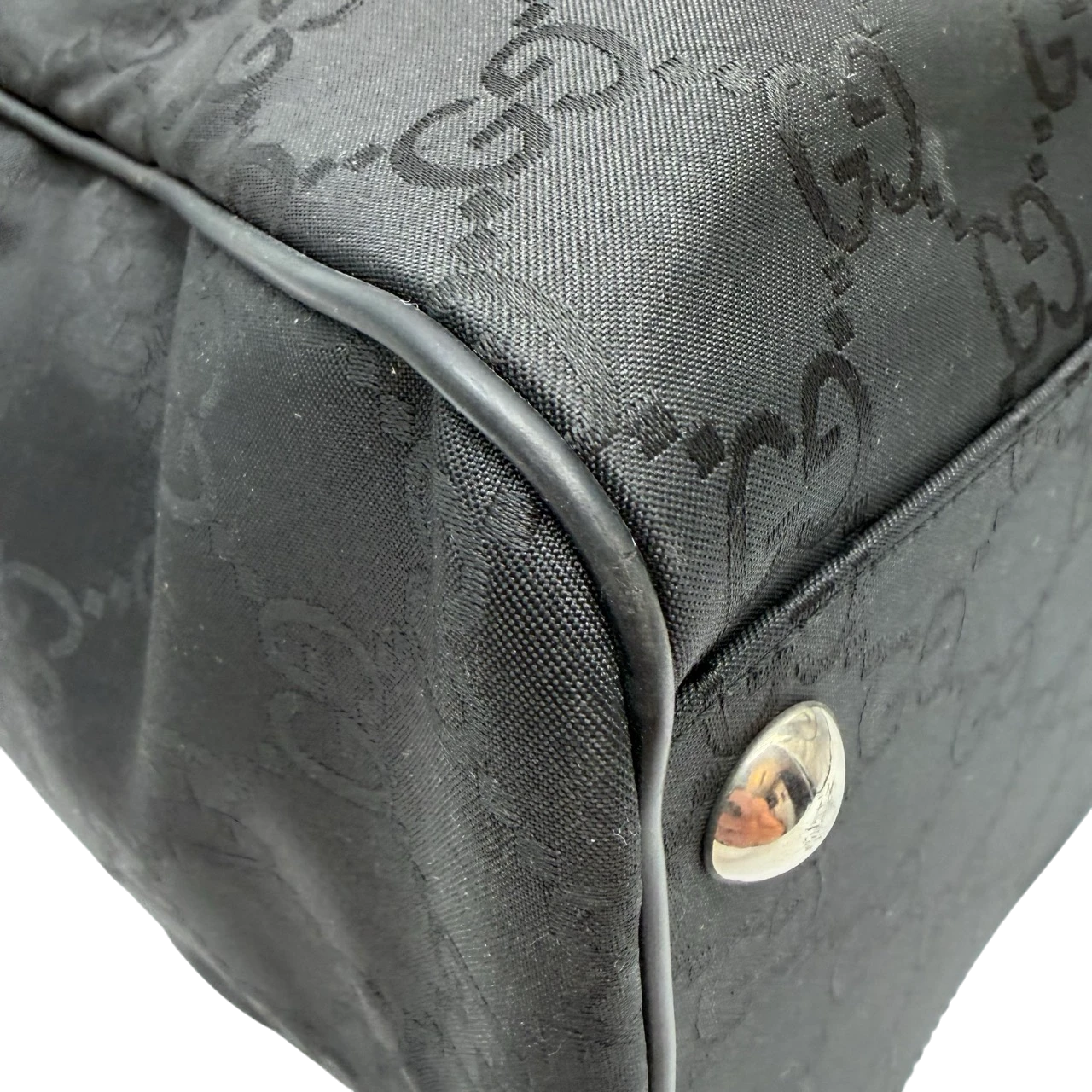 Gucci Reisetasche 50 mit Umhängegurt monogram aus Nylon schwarz