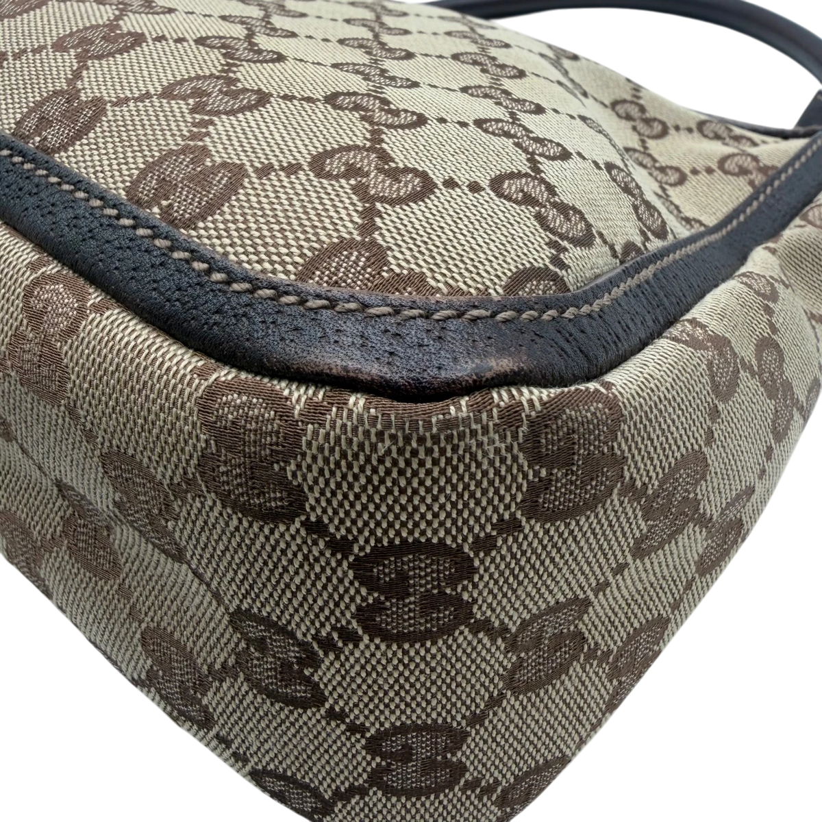 Gucci Schultertasche Abbey monogram beige – Ecken im Detail