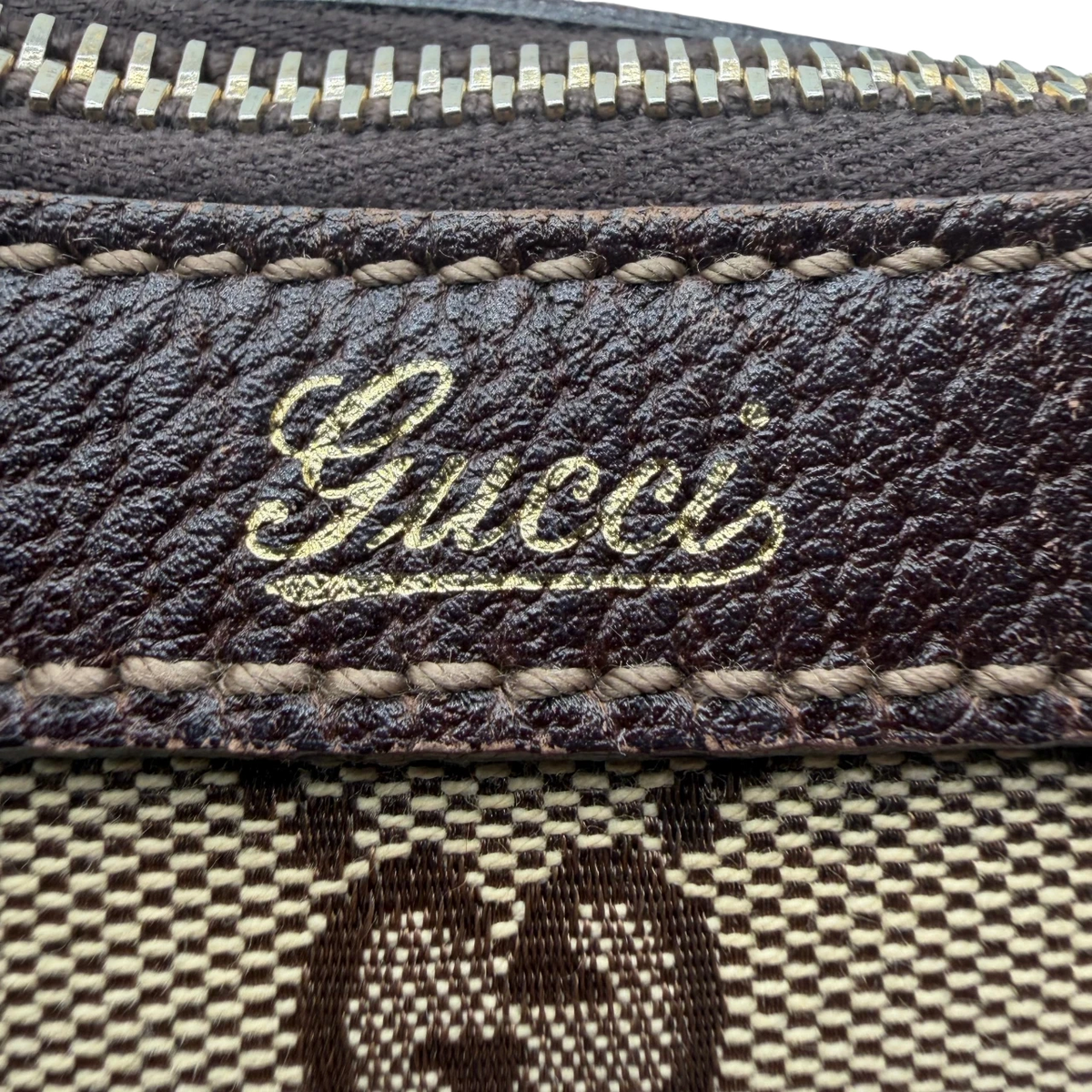 Gucci Schultertasche Abbey monogram beige – Prägung im Detail