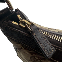 Gucci Schultertasche Abbey monogram beige – Beschläge im Detail