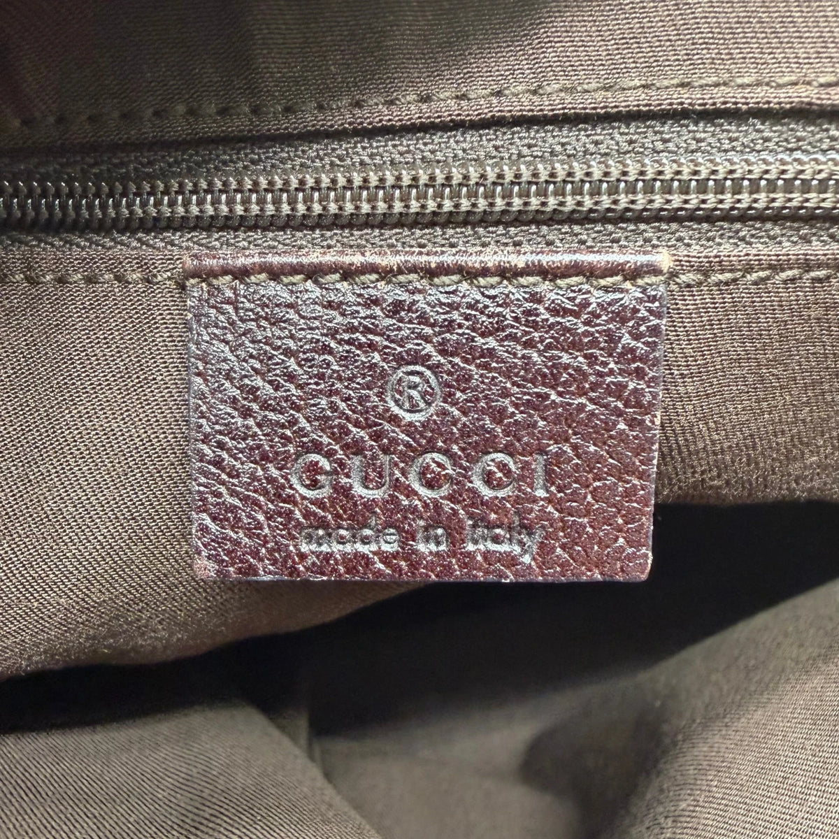 Gucci Schultertasche Abbey monogram beige – Innenetikett im Detail