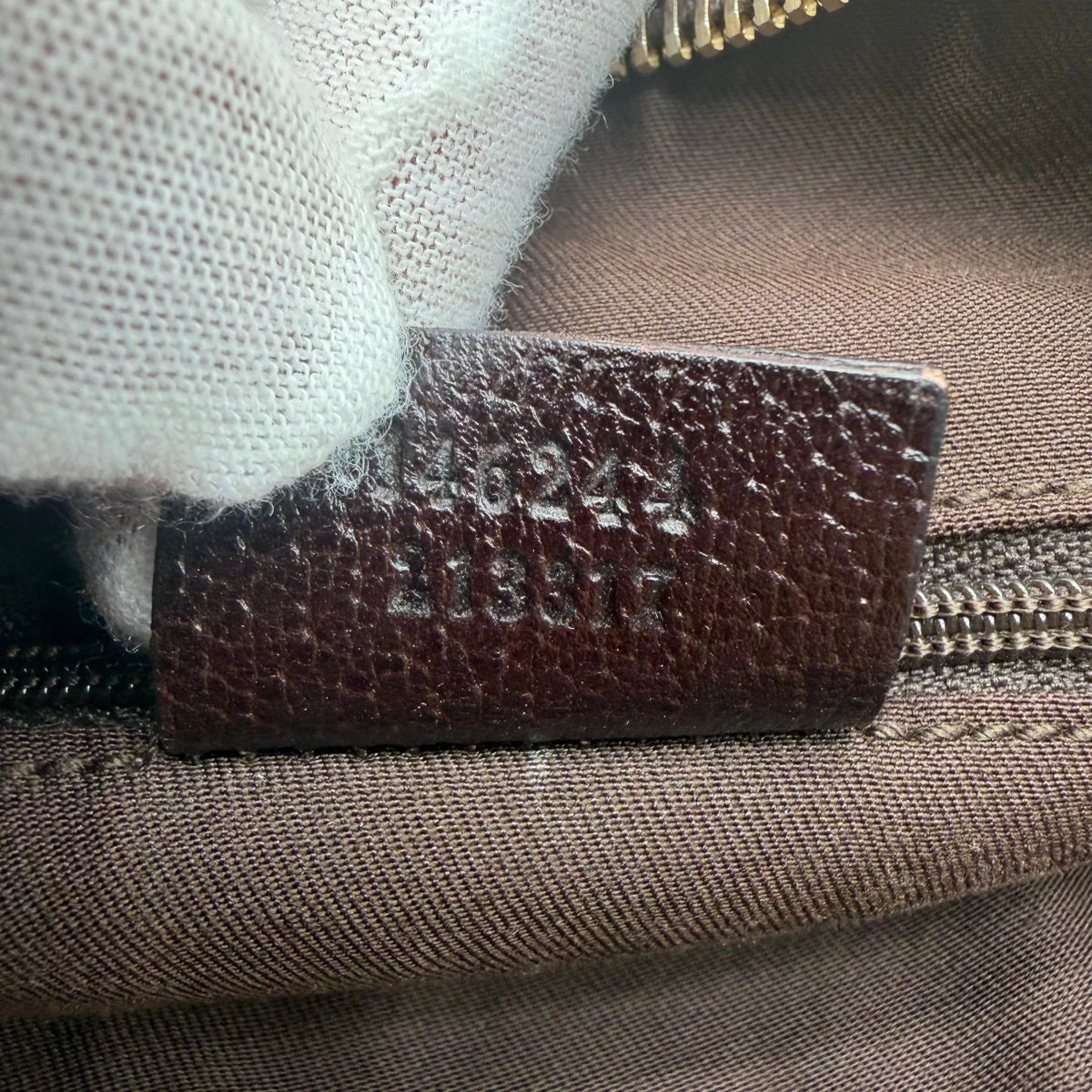 Gucci Schultertasche Abbey monogram beige – Seriennummer im Detail