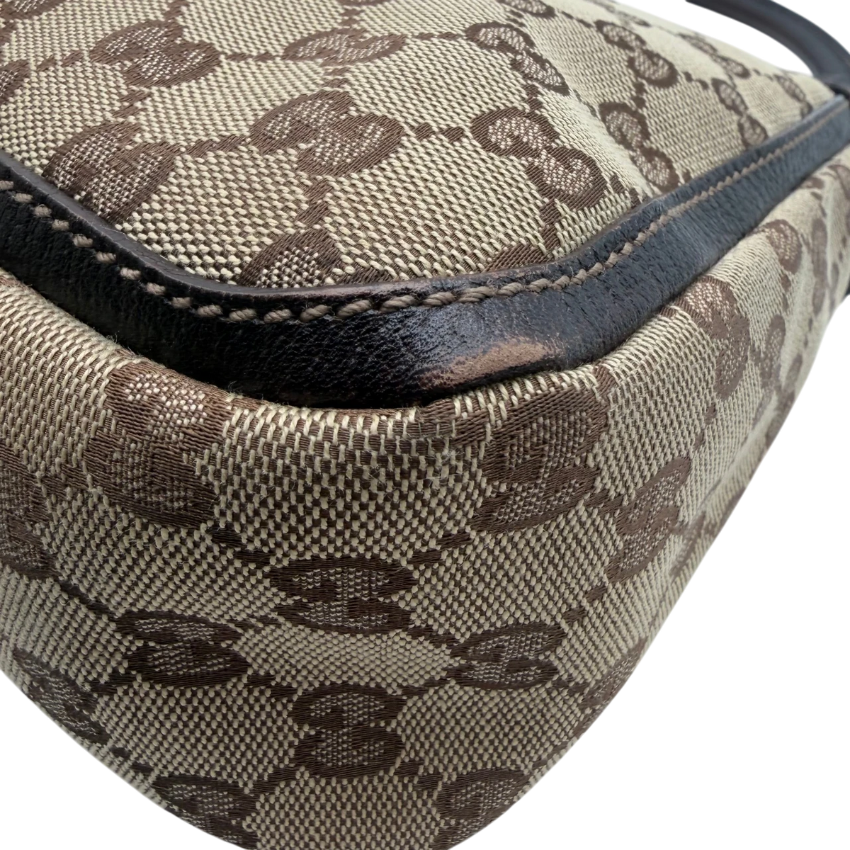 Gucci Schultertasche Abbey monogram beige – Ecken im Detail