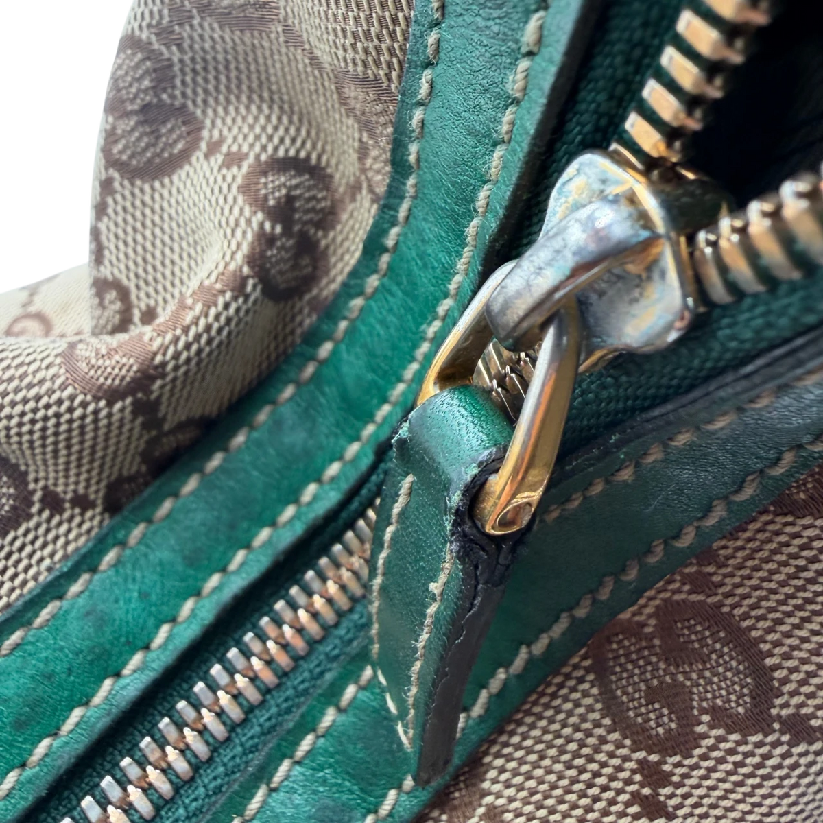Gucci Schultertasche Biba Hobo monogram beige – Beschläge im Detail