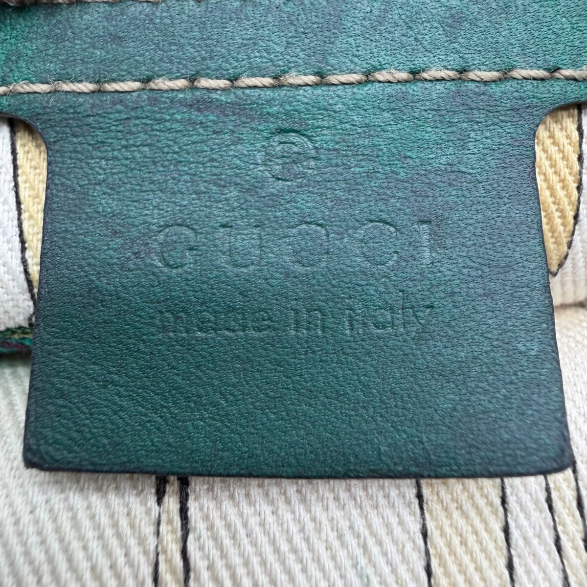 Gucci Schultertasche Biba Hobo monogram beige – Prägung im Detail